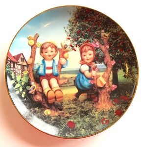 M.J. HUMMEL Plate Decor Apple Tree Boy and Girl Danbury Mint 8” Round